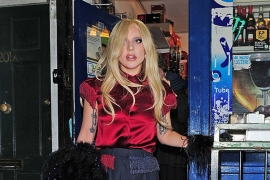 Lejdi Gaga kupuje pivo u lokalnoj radnji u Londonu (FOTO)