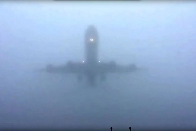 Pogledajte kako avion izranja iz magle (VIDEO)
