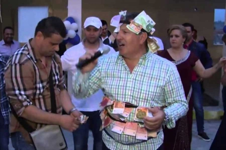 Hit: Slavlje nakon sunećenja, Šerifa okitili hiljadama evra (VIDEO)
