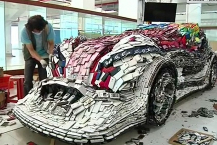 Automobil od starih telefona postao senzacija 