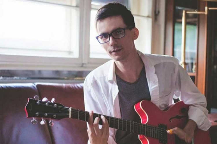Nišlija ima šest prstiju a pravi je virtuoz na gitari (VIDEO)