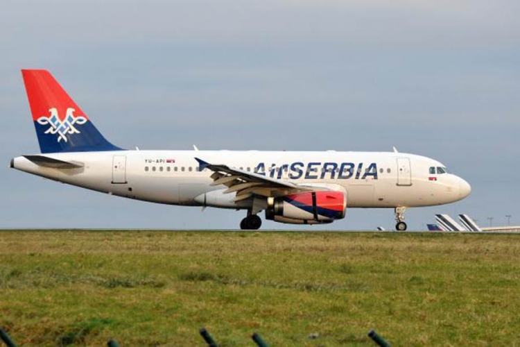 Avion sa mrtvim putnikom sletio u Beograd