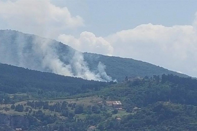 Bukti vatra na planini Treskavici, intervenišu helikopteri OS BiH