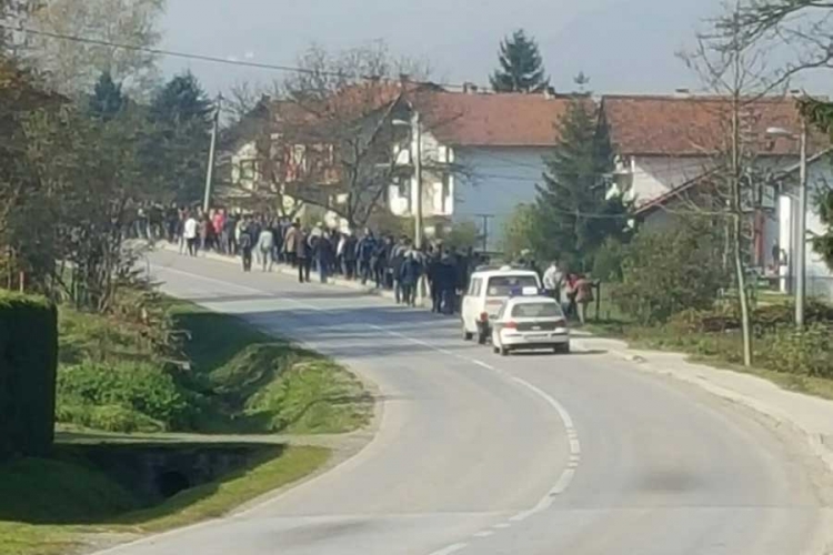 Nezadovoljni radnici Krivaje krenuli pred kantonalnu Vladu
