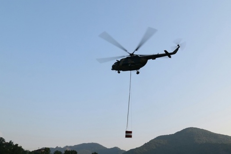 Helikopter OS BiH gasi požar na Treskavici