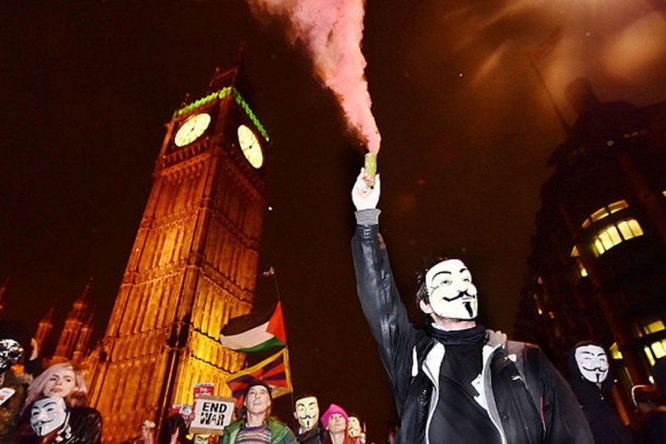 London: Demonstracije Anonimusa, zapalili policijski automobil (FOTO)