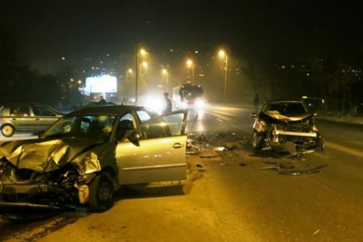 Tuzla: Dvije osobe povrijeđene u stravičnom sudaru