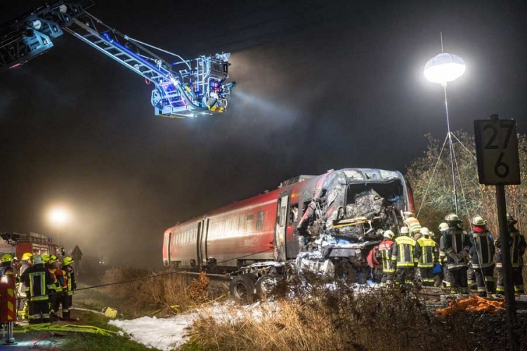 Njemačka: Sudarili se kamion i voz, dvoje poginulo (FOTO,VIDEO)