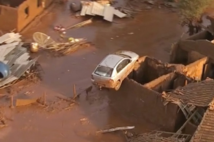 Bujica blata nosila sve pred sobom, najmanje 17 poginulih (VIDEO)