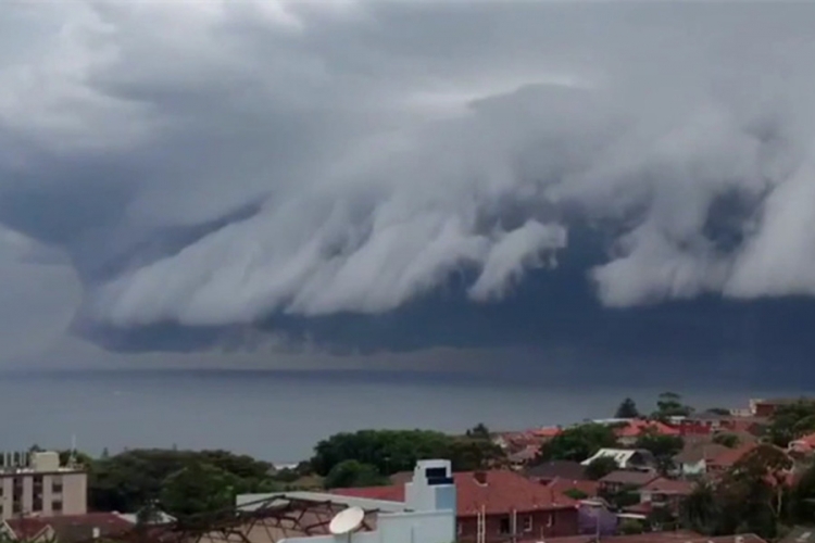 Cunami nad Sidnejom najavio oluju (FOTO, VIDEO)