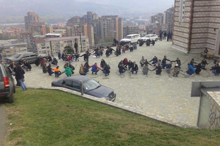 Studenti tijelima ispisali "Ne Kosovo u Unesko"