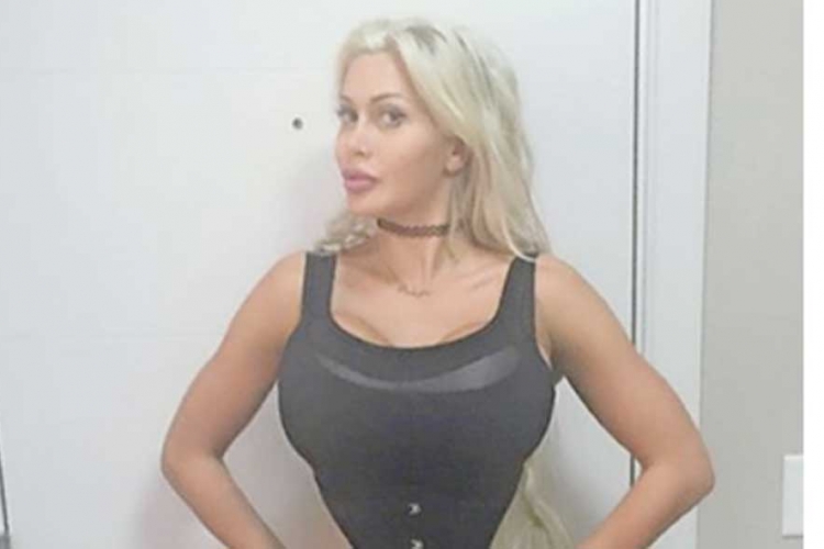 Manekenka izvadila 6 rebara kako bi imala figuru pješčanog sata (FOTO)