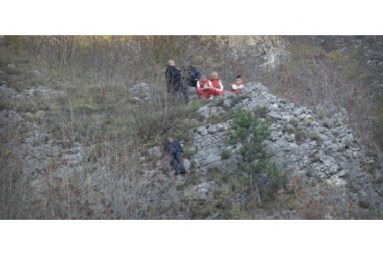  Jezivo: Muškarac se objesio, prolaznici odgledali pravu dramu 