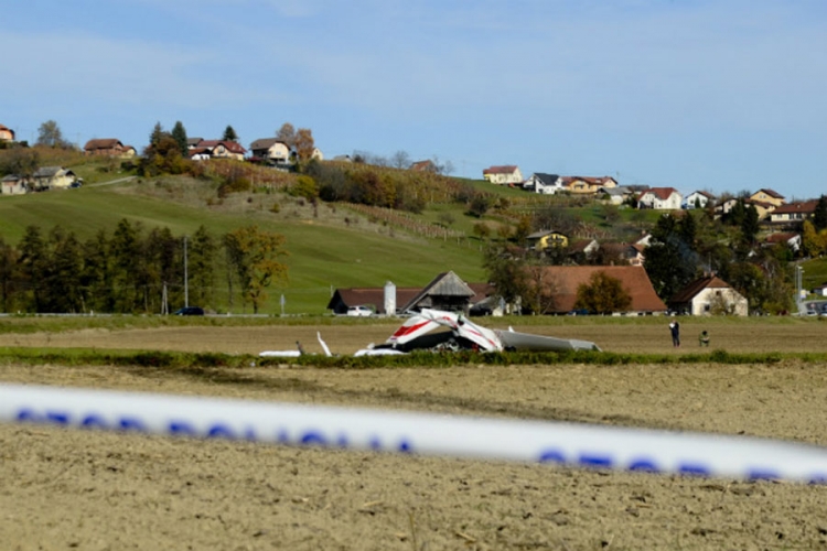 Dvije osobe poginule u padu sportskog aviona u Sloveniji