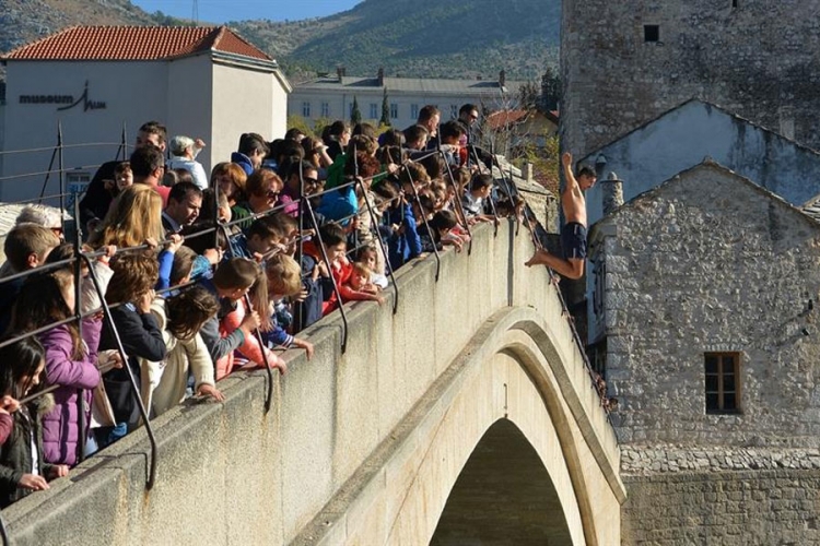 Skokom bez aplauza obilježena godišnjica rušenja Starog mosta
