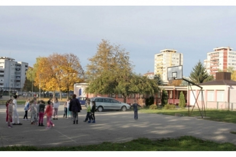 Uginula lisica nađena u školskom dvorištu