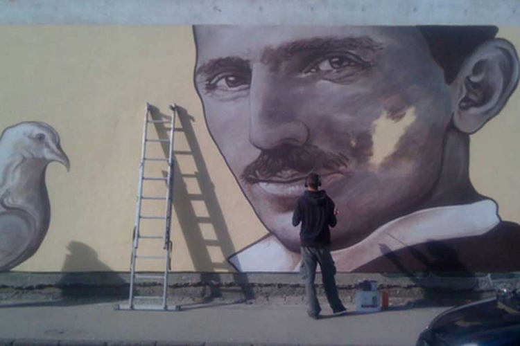 Tesla "osvanuo" na gradskom trgu u Doboju (FOTO)
