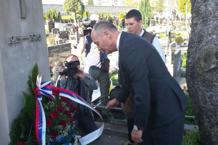 Dan primirja: Konzul Nikolić položio vijenac na spomenik žrtvama veleizdajničkog procesa