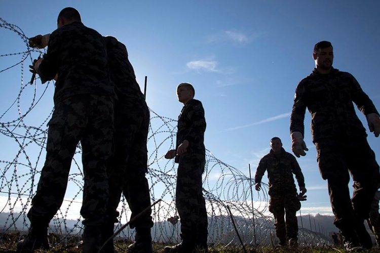 Hrvatski i slovenački interventni policajci oči u oči kod bodljikave žice