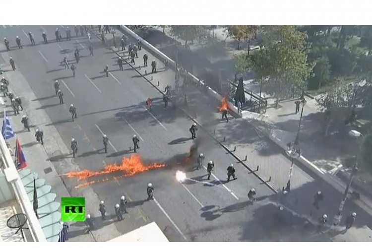 Protest protiv mjera štednja u Atini, lete molotovljevi kokteli 