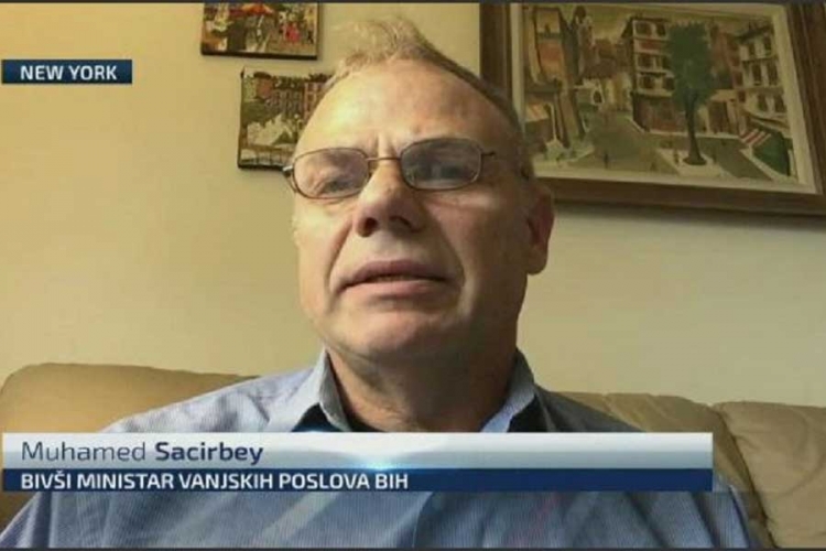 Šaćirbej: NATO dao signal da neće spriječiti Srebrenicu