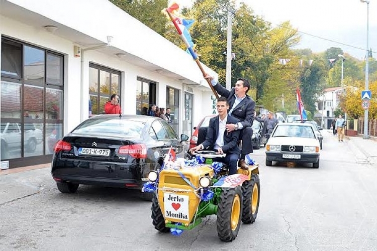 Mladoženja u Mostaru mladu "pokupio" traktorom (FOTO)