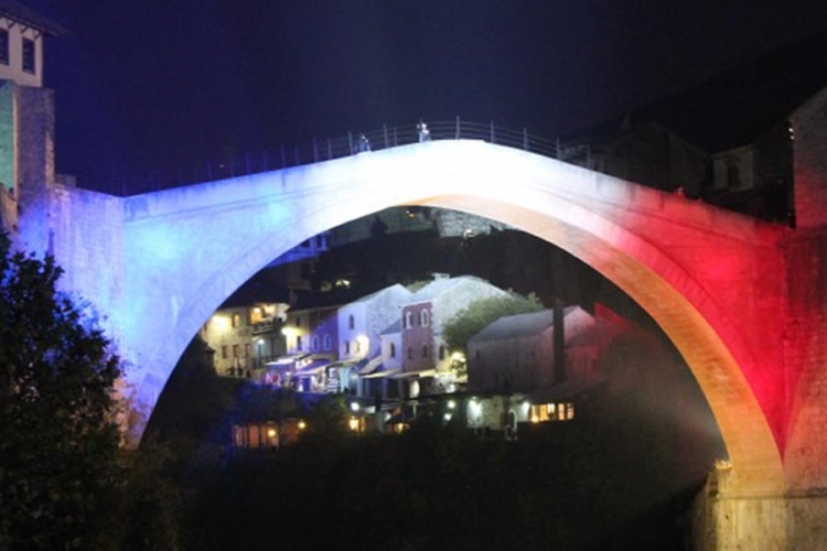 Mostar: Stari most u bojama francuske zastave