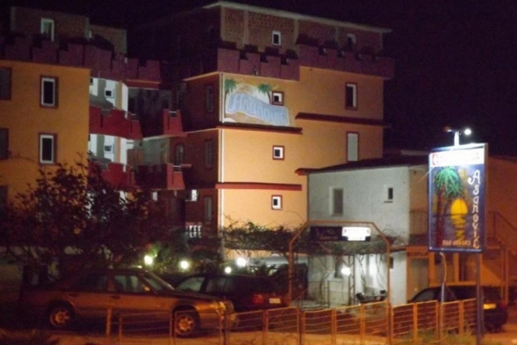 Ubio tasta, ranio suprugu i taštu, pa pucao sebi u glavu