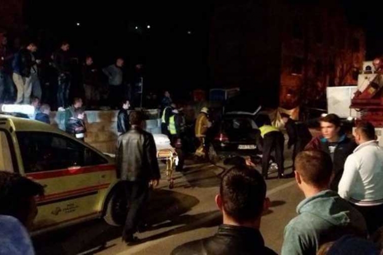 Saobraćajna nesreća u Cazinu: Poginuo 19-godišnjak (FOTO)