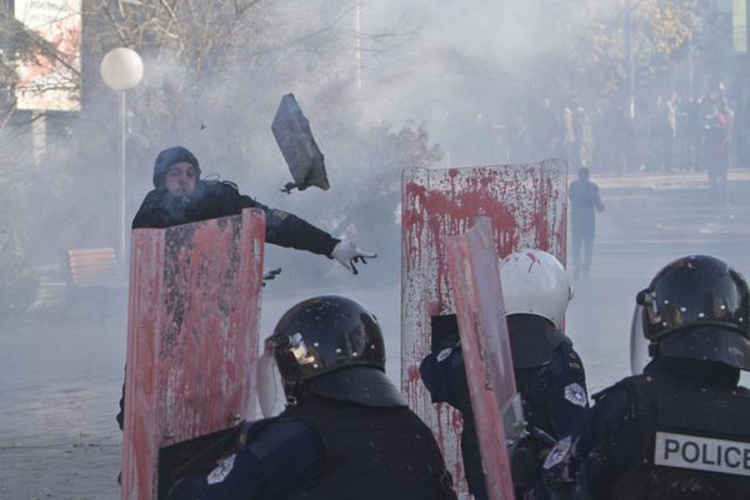 Haos u Prištini: Demonstranti farbom, policija suzavcem (FOTO)