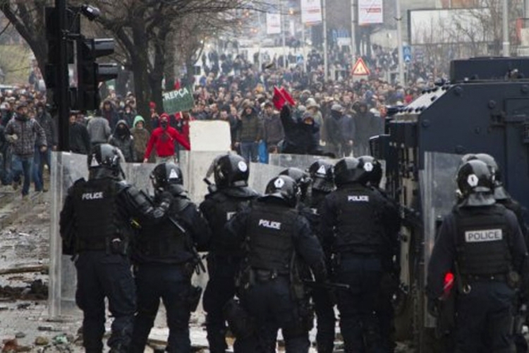 Priština: Povrijeđeno 17 policajaca