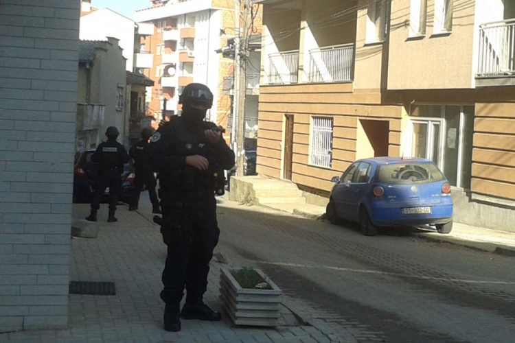 Priština: Policija opkolila stan Albina Kurtija