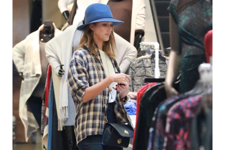 Jessica Alba u šopingu podpiruje glasine o trećem djetetu (FOTO)
