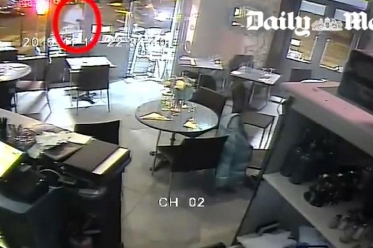 Snimka terorističkog napada u pariškom kafiću: Ona je najsrećnija žena na svijetu (VIDEO)