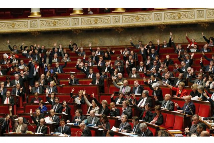 Francuska: Produženo vanredno stanje, odobrena blokada društvenih mreža
