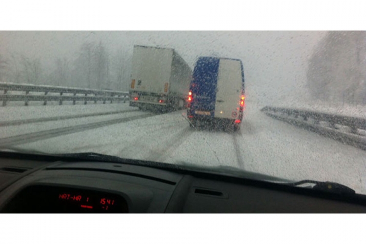 Snijeg i vjetar izazvali haos na autoputu Zagreb-Rijeka (FOTO)