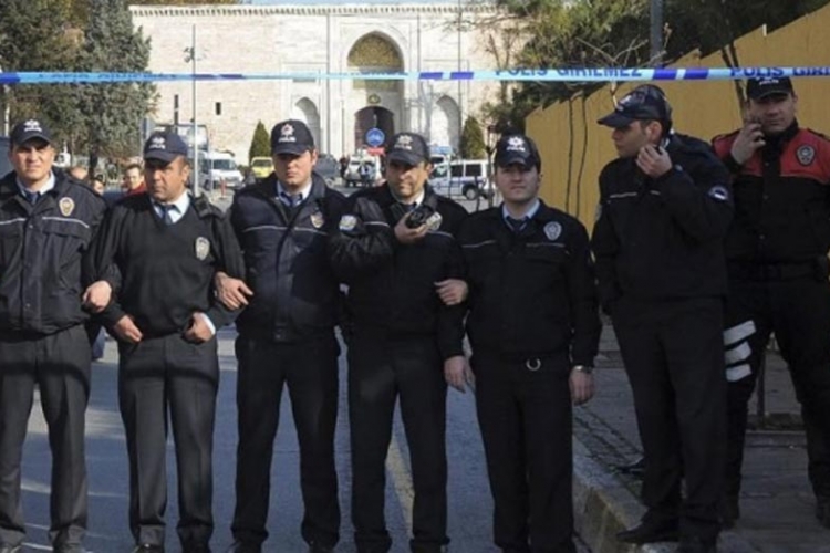 Turci protestvovali ispred pogrešnog konzulata