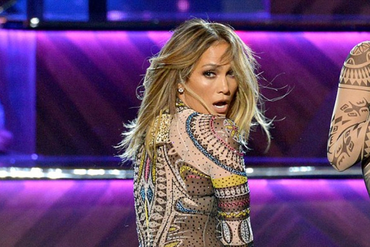Pogledajte zavodljivu J Lo u kombinezonu koji zaustavlja dah (FOTO)