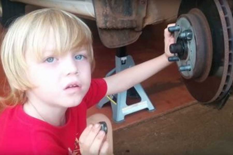 Pogledajte: 5-godišnjak najmlađi automehaničar na svijetu (VIDEO)