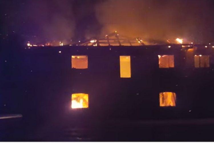 Prnjavor: Vatrena stihija guta skladište (VIDEO)