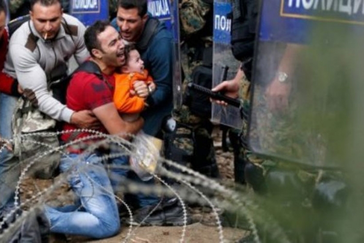 Pogledajte protest migranata: Zašivaju usta iglom i koncem (FOTO)