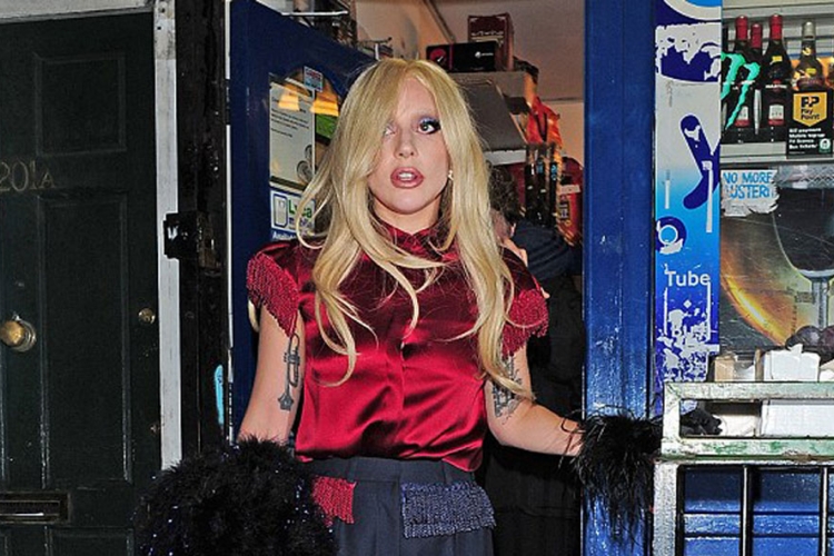 Lejdi Gaga kupuje pivo u lokalnoj radnji u Londonu (FOTO)