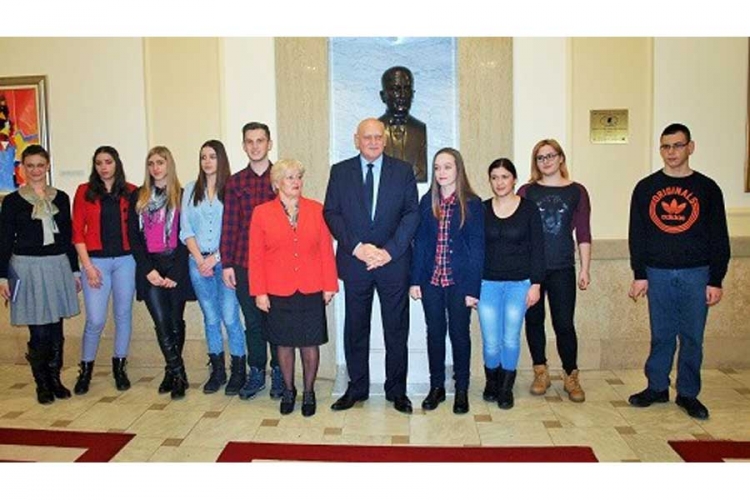 Banjalučkim srednjoškolcima uručene stipendije