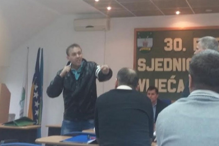 Kalesija: Demobilisani borac Armije RBIH upao na sjednicu, prijetio da će se zaklati (FOTO, VIDEO)