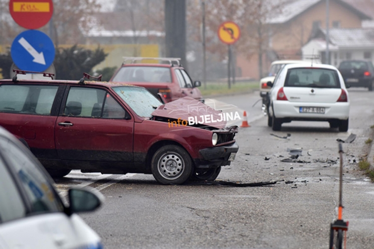 U sudaru dva automobila jedna osoba teško povrijeđena