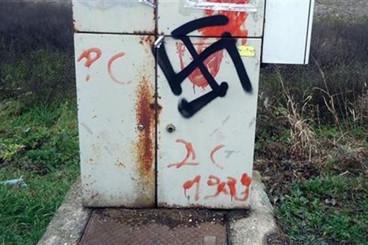 Šamac: Nacistička obilježja kod mosta (FOTO)