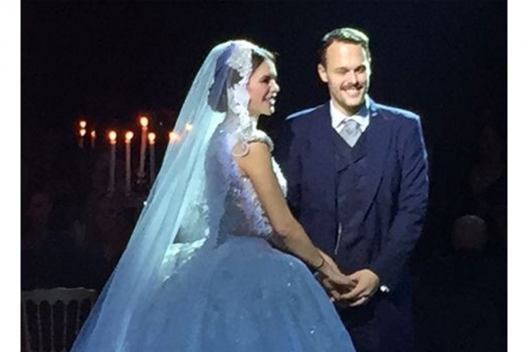 Kao poklon za Seve i opanci od Swarovski kristala?