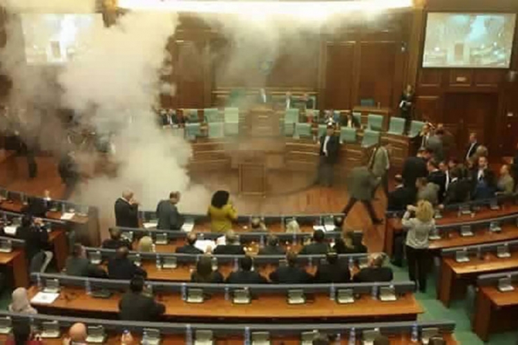 U Skupštini Kosova ponovo bačen suzavac
