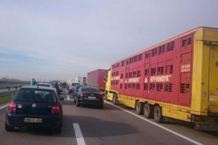 Prevrnuo se šleper, kilometarska kolona na autoputu Beograd - Zagreb