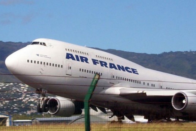 Avion "Er Frans" prinudno sletio u Sankt Peterburg